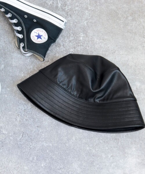 fredy emue(フレディエミュ)の「フェイクレザーバケハ(ハット・レディース・ブラック/グレイッシュベージュ・FREE)」の2枚目の写真