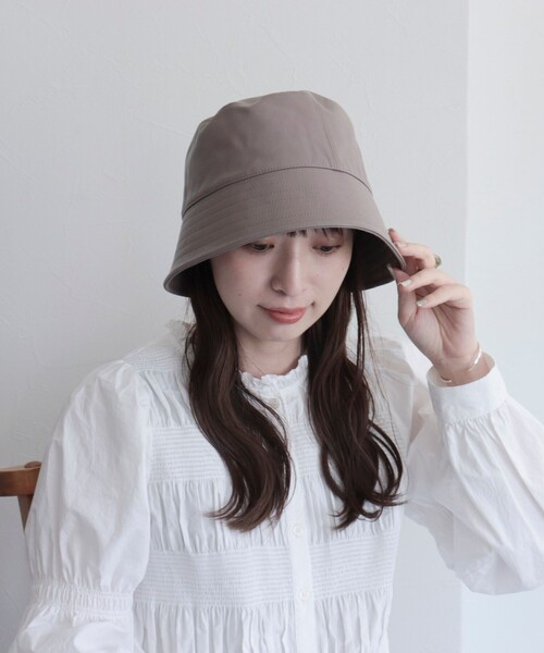 fredy emue(フレディエミュ)の「フェイクレザーバケハ(ハット・レディース・ブラック/グレイッシュベージュ・FREE)」の5枚目の写真