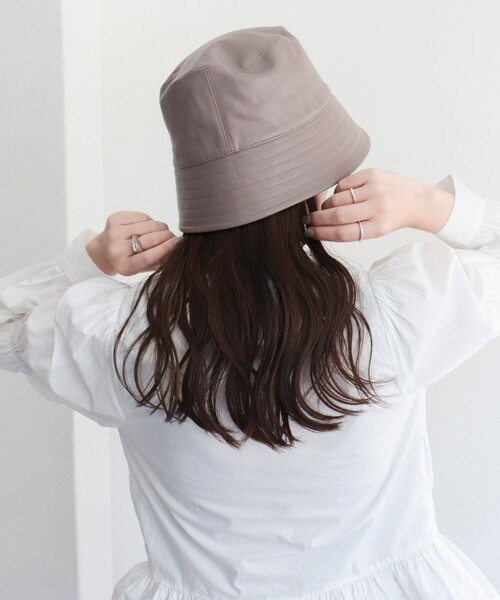 fredy emue(フレディエミュ)の「フェイクレザーバケハ(ハット・レディース・ブラック/グレイッシュベージュ・FREE)」の7枚目の写真