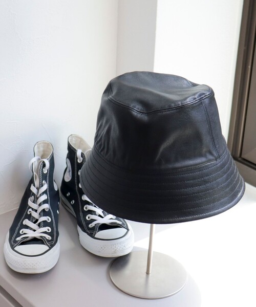 fredy emue(フレディエミュ)の「フェイクレザーバケハ(ハット・レディース・ブラック/グレイッシュベージュ・FREE)」の8枚目の写真