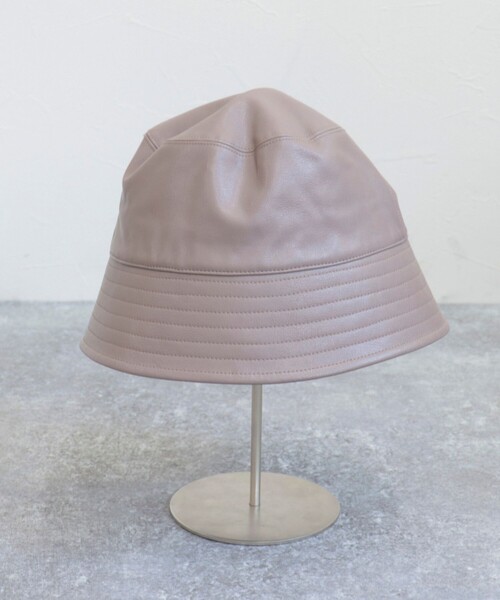 fredy emue(フレディエミュ)の「フェイクレザーバケハ(ハット・レディース・ブラック/グレイッシュベージュ・FREE)」の11枚目の写真
