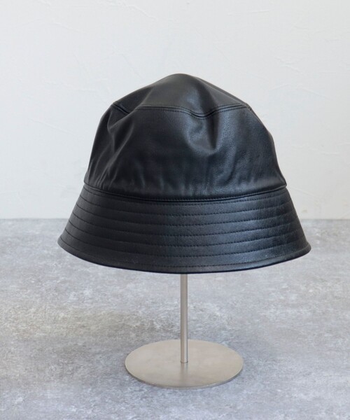 fredy emue(フレディエミュ)の「フェイクレザーバケハ(ハット・レディース・ブラック/グレイッシュベージュ・FREE)」の3枚目の写真