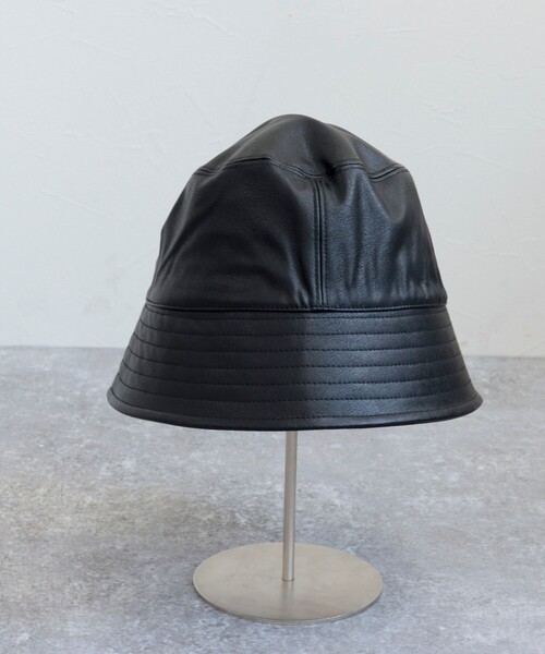 fredy emue(フレディエミュ)の「フェイクレザーバケハ(ハット・レディース・ブラック/グレイッシュベージュ・FREE)」の4枚目の写真