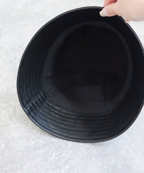 fredy emue(フレディエミュ)の「フェイクレザーバケハ(ハット・レディース・ブラック/グレイッシュベージュ・FREE)」の10枚目の写真