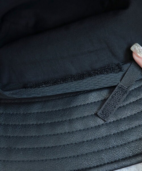 fredy emue(フレディエミュ)の「フェイクレザーバケハ(ハット・レディース・ブラック/グレイッシュベージュ・FREE)」の6枚目の写真