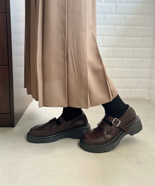 CLEA(クレア)の「ベルト付き厚底ローファー(ローファー・レディース・ブラック/ブラウン・23.5cm/24.5cm)」の15枚目の写真