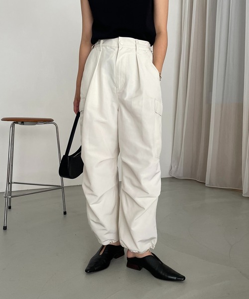 CAPRICIEUX LE'MAGE(カプリシューレマージュ)の「裾ドロストカーゴパンツ(カーゴパンツ・レディース・ベージュ/ホワイト・36/38)」の2枚目の写真