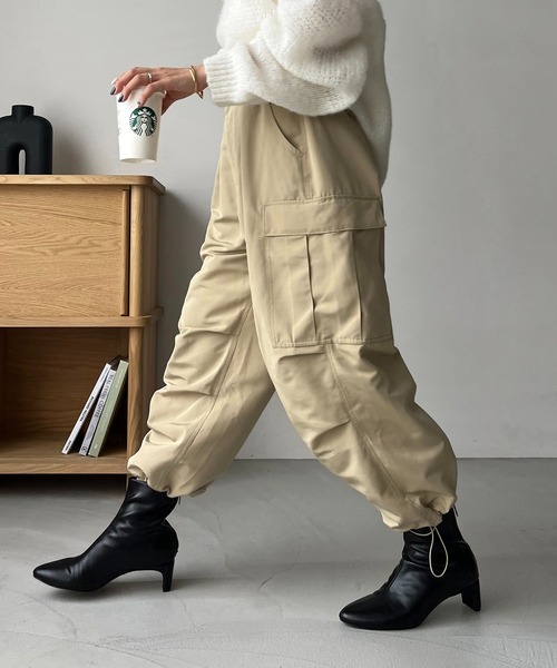 CAPRICIEUX LE'MAGE(カプリシューレマージュ)の「裾ドロストカーゴパンツ(カーゴパンツ・レディース・ベージュ/ホワイト・36/38)」の4枚目の写真