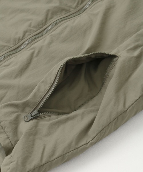 ITEMS URBANRESEARCH（アイテムズ アーバンリサーチ）の「ハイネック ZIP UP ミリタリーブルゾン（ミリタリージャケット・メンズ・カーキ/ブラック・MEDIUM/LARGE）」の9枚目の写真