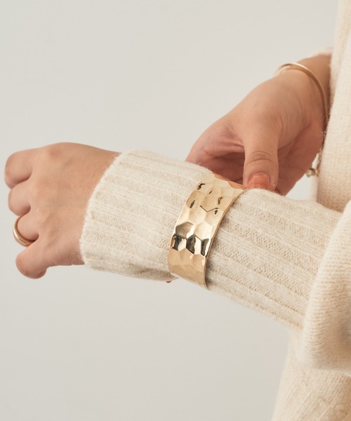 YECCA VECCA(イェッカヴェッカ)の「テクスチャーメタルワイドバングル(バングル/リストバンド・レディース・ゴールド/シルバー・FREE)」の1枚目の写真