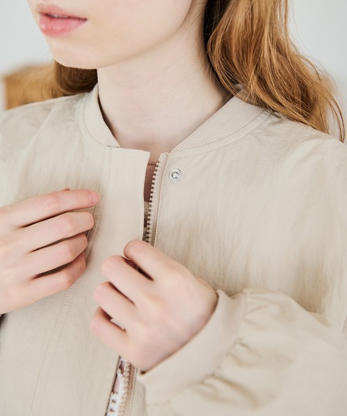 Crisp（クリスプ）の「ナイロンボリュームブルゾン（ブルゾン・レディース・カーキ/アイボリー・FREE）」の20枚目の写真