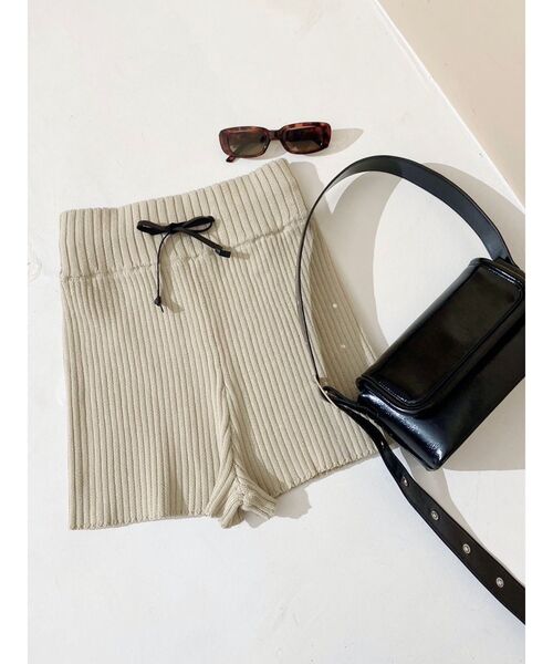 MURUA（ムルーア）の「リブニットキュロット【ショートパンツ】（その他パンツ・レディース・グレー/ブラック/アイボリー・FREE）」の2枚目の写真