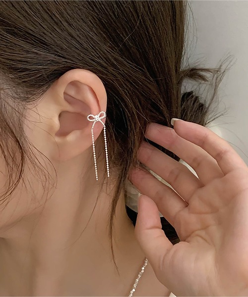 LA VORAGINE（ラ ヴォラジネ）の「両耳セット　リボンチェーンイヤーカフ（イヤーカフ・レディース・シルバー・FREE）」の3枚目の写真