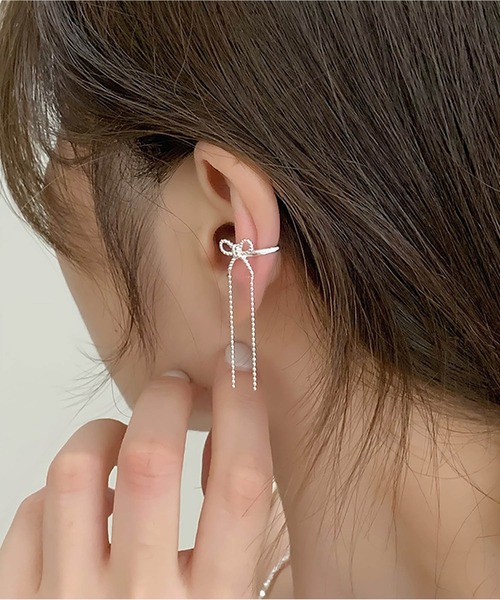 LA VORAGINE（ラ ヴォラジネ）の「両耳セット　リボンチェーンイヤーカフ（イヤーカフ・レディース・シルバー・FREE）」の5枚目の写真