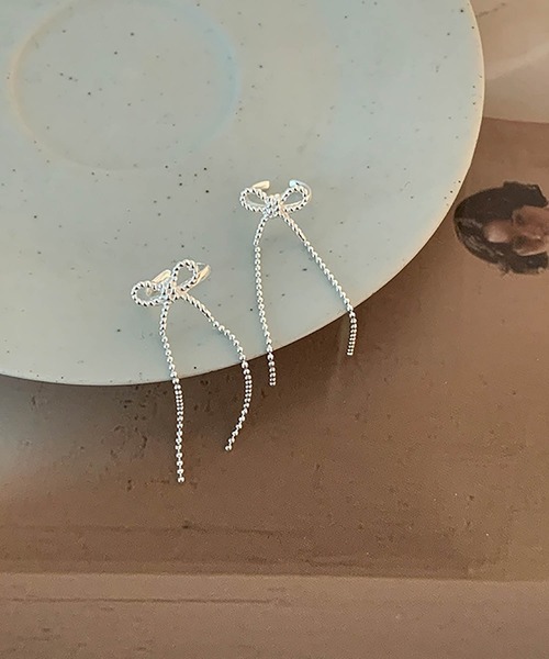 LA VORAGINE（ラ ヴォラジネ）の「両耳セット　リボンチェーンイヤーカフ（イヤーカフ・レディース・シルバー・FREE）」の6枚目の写真