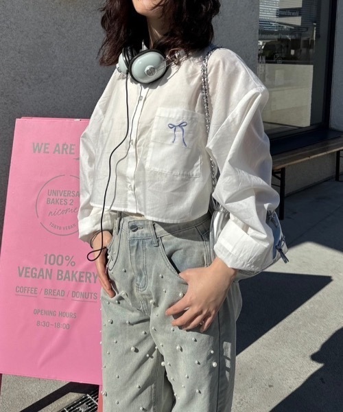 nemne store(ネンネストア)の「リボンモチーフ刺繍アソートストライプショートシャツ(シャツ/ブラウス・レディース・ライトブルー/アイボリー/ブルー・フリー)」の2枚目の写真