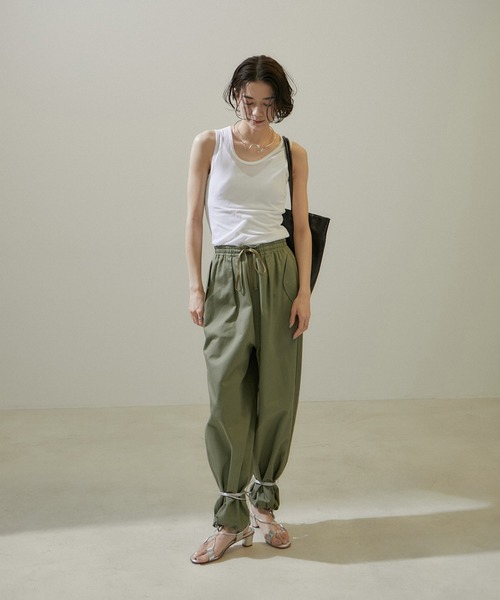 SALON adam et rope'（サロン アダム エ ロペ）の「nu=layerスクープネックタンクトップ（タンクトップ・レディース・ホワイト/ライトグレー/ブラック/イエロー/レッド・FREE）」の16枚目の写真