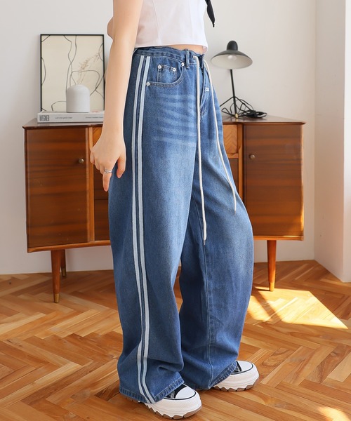 Girly Doll（ガーリードール）の「サイドラインデニムパンツ（デニムパンツ・レディース・ライトブルー/ダークブルー・L/M/S）」の10枚目の写真