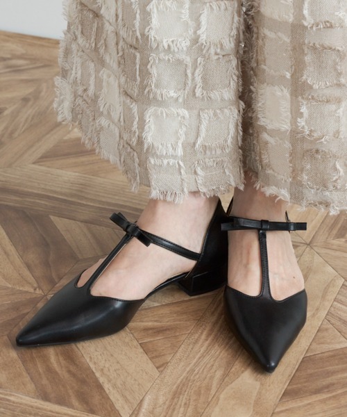 Libra Cue(リブラ キュー)の「Tストラップリボンパンプス(パンプス・レディース・ブラック・LARGE/MEDIUM)」の1枚目の写真