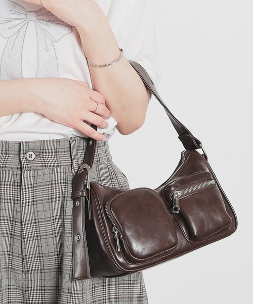 Honeys（ハニーズ）の「アウトポケットバッグ（ショルダーバッグ・レディース・シルバー/アイボリー/ブラック/グレー/レッド/ブラウン・FREE）」の4枚目の写真