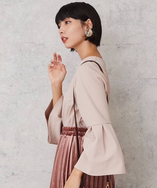 JETSET SOLO PLUS (ジェットセットソロプラス)の「【JETSET SOLO PLUS】パール×ベルスリーブ裏起毛ブラウス(シャツ/ブラウス・レディース・サックスブルー/ベージュ/ブラック・FREE)」の1枚目の写真