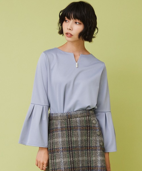 JETSET SOLO PLUS (ジェットセットソロプラス)の「【JETSET SOLO PLUS】パール×ベルスリーブ裏起毛ブラウス(シャツ/ブラウス・レディース・サックスブルー/ベージュ/ブラック・FREE)」の3枚目の写真