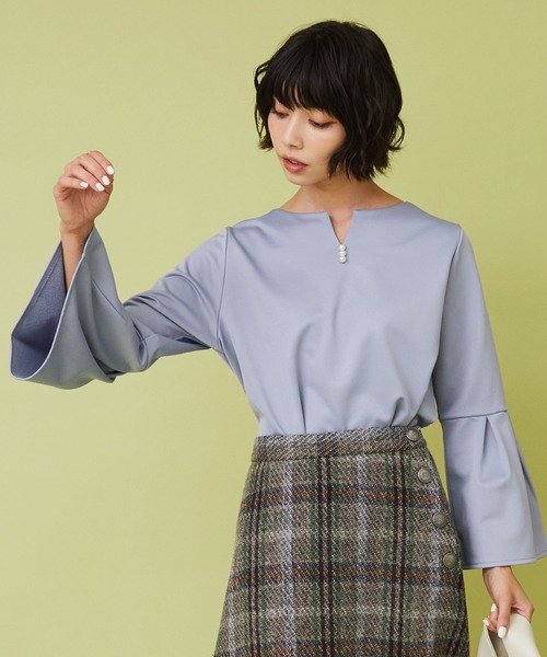 JETSET SOLO PLUS (ジェットセットソロプラス)の「【JETSET SOLO PLUS】パール×ベルスリーブ裏起毛ブラウス(シャツ/ブラウス・レディース・サックスブルー/ベージュ/ブラック・FREE)」の6枚目の写真