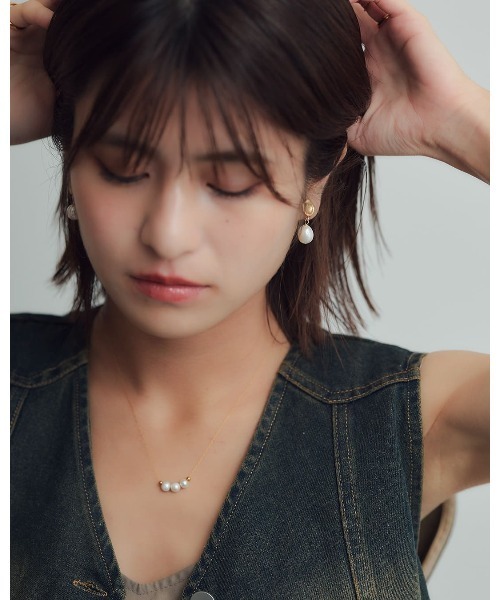 ChooMia(チュミア)の「ニュアンスプレート×1粒淡水パールイヤリング(イヤリング・レディース・ゴールド・FREE)」の6枚目の写真