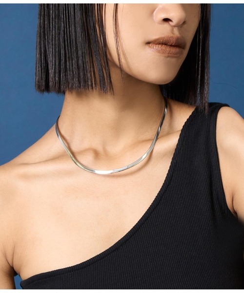 Settimissimo（セッティミッシモ）の「金属アレルギー対応ステンレスカーブデザインシンプルネックカフ（ネックレス・レディース・シルバー/ゴールド・FREE）」の2枚目の写真