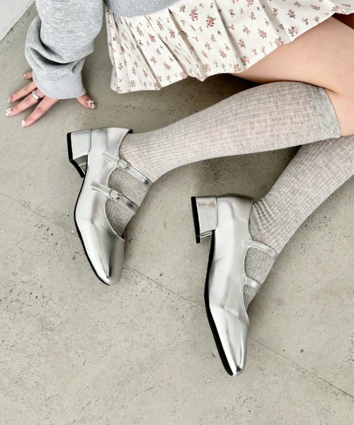 Loueme(ルエム)の「ローヒールダブルストラップシューズ(パンプス・レディース・シルバー/ブラック・23.5cm/24.5cm)」の11枚目の写真