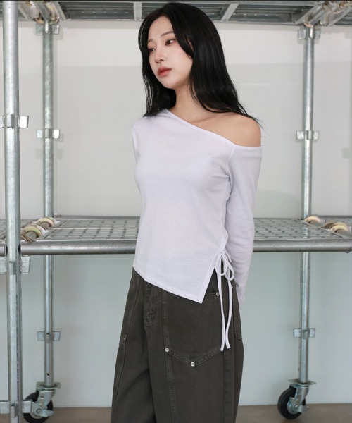 FOLLOWIN（フォロウィン）の「[FLW MADE]アンバランスストリングオフショルダークロップ長袖T（Tシャツ/カットソー・レディース・ホワイト/チャコール/ブラック・FREE）」の2枚目の写真