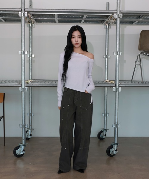 FOLLOWIN（フォロウィン）の「[FLW MADE]アンバランスストリングオフショルダークロップ長袖T（Tシャツ/カットソー・レディース・ホワイト/チャコール/ブラック・FREE）」の7枚目の写真