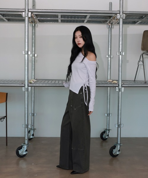 FOLLOWIN（フォロウィン）の「[FLW MADE]アンバランスストリングオフショルダークロップ長袖T（Tシャツ/カットソー・レディース・ホワイト/チャコール/ブラック・FREE）」の10枚目の写真