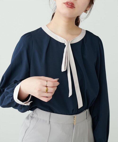 natural couture(ナチュラルクチュール)の「【WEB限定】パールリボンタイ付き配色ブラウス(シャツ/ブラウス・レディース・アイボリー/グレイッシュベージュ/サックスブルー/ピンクベージュ/ネイビー/ミント・FREE)」の5枚目の写真