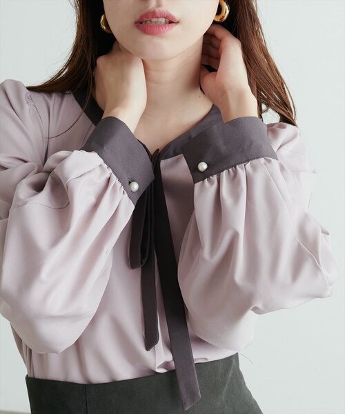 natural couture(ナチュラルクチュール)の「【WEB限定】パールリボンタイ付き配色ブラウス(シャツ/ブラウス・レディース・アイボリー/グレイッシュベージュ/サックスブルー/ピンクベージュ/ネイビー/ミント・FREE)」の2枚目の写真