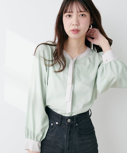 natural couture(ナチュラルクチュール)の「【WEB限定】パールリボンタイ付き配色ブラウス(シャツ/ブラウス・レディース・アイボリー/グレイッシュベージュ/サックスブルー/ピンクベージュ/ネイビー/ミント・FREE)」の4枚目の写真