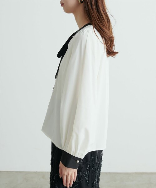 natural couture(ナチュラルクチュール)の「【WEB限定】パールリボンタイ付き配色ブラウス(シャツ/ブラウス・レディース・アイボリー/グレイッシュベージュ/サックスブルー/ピンクベージュ/ネイビー/ミント・FREE)」の8枚目の写真