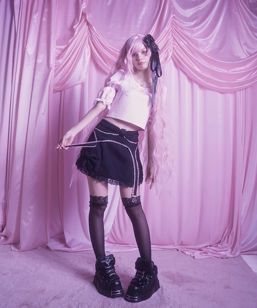 AVENCHUMU(アバンチュウム)の「Rhinestone logo puff sleeve tops(Tシャツ/カットソー・レディース・ピンク/ブラック×ホワイト/ブラック・FREE)」の6枚目の写真