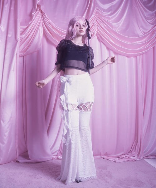 AVENCHUMU(アバンチュウム)の「Rhinestone logo puff sleeve tops(Tシャツ/カットソー・レディース・ピンク/ブラック×ホワイト/ブラック・FREE)」の7枚目の写真