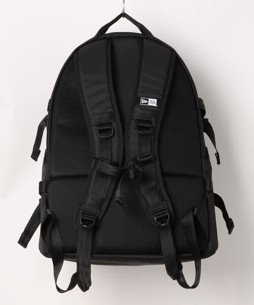 NEW ERA（ニューエラ）の「【NEW ERA/ニューエラ】CARRIER PACK キャリアパック（バックパック/リュック・メンズ・ブラック/ブラック×ホワイト/オリーブ・FREE）」の4枚目の写真