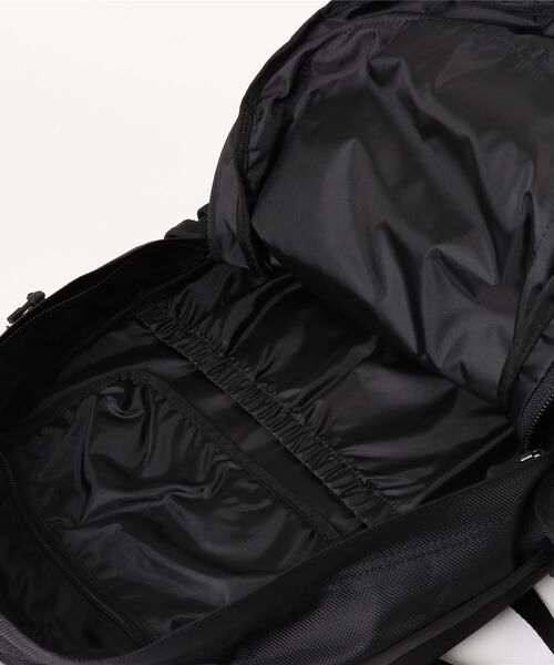 NEW ERA（ニューエラ）の「【NEW ERA/ニューエラ】CARRIER PACK キャリアパック（バックパック/リュック・メンズ・ブラック/ブラック×ホワイト/オリーブ・FREE）」の7枚目の写真