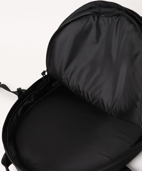 NEW ERA（ニューエラ）の「【NEW ERA/ニューエラ】CARRIER PACK キャリアパック（バックパック/リュック・メンズ・ブラック/ブラック×ホワイト/オリーブ・FREE）」の8枚目の写真