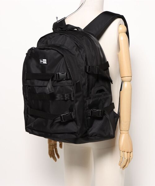 NEW ERA（ニューエラ）の「【NEW ERA/ニューエラ】CARRIER PACK キャリアパック（バックパック/リュック・メンズ・ブラック/ブラック×ホワイト/オリーブ・FREE）」の9枚目の写真