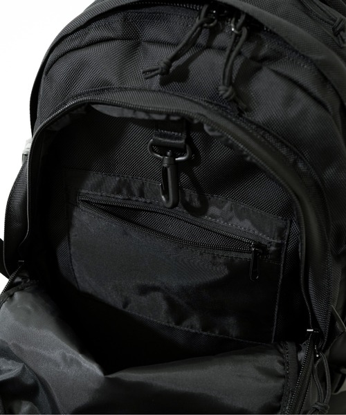 NEW ERA（ニューエラ）の「【NEW ERA/ニューエラ】CARRIER PACK キャリアパック（バックパック/リュック・メンズ・ブラック/ブラック×ホワイト/オリーブ・FREE）」の13枚目の写真