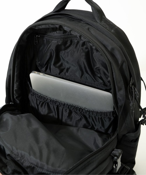 NEW ERA（ニューエラ）の「【NEW ERA/ニューエラ】CARRIER PACK キャリアパック（バックパック/リュック・メンズ・ブラック/ブラック×ホワイト/オリーブ・FREE）」の16枚目の写真