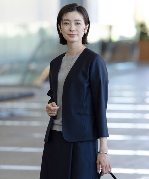 J.PRESS(ジェイプレス)の「【セットアップ対応・洗える・UVケア・吸水速乾】OXIJEWELストレッチ ノーカラー ジャケット(ノーカラージャケット・レディース・ネイビー系/シルバー系/ライトグレー系/ベージュ系・T13/T15)」の3枚目の写真