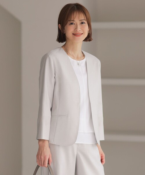 J.PRESS(ジェイプレス)の「【セットアップ対応・洗える・UVケア・吸水速乾】OXIJEWELストレッチ ノーカラー ジャケット(ノーカラージャケット・レディース・ネイビー系/シルバー系/ライトグレー系/ベージュ系・T13/T15)」の4枚目の写真