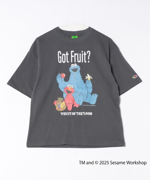 FRUIT OF THE LOOM(フルーツオブザルーム)の「【FRUIT OF THE LOOM】SESAME STREET×FTL イラストTシャツ B/セサミストリート コラボ(Tシャツ/カットソー・メンズ・ライトベージュ/チャコール・S/M/L)」の1枚目の写真