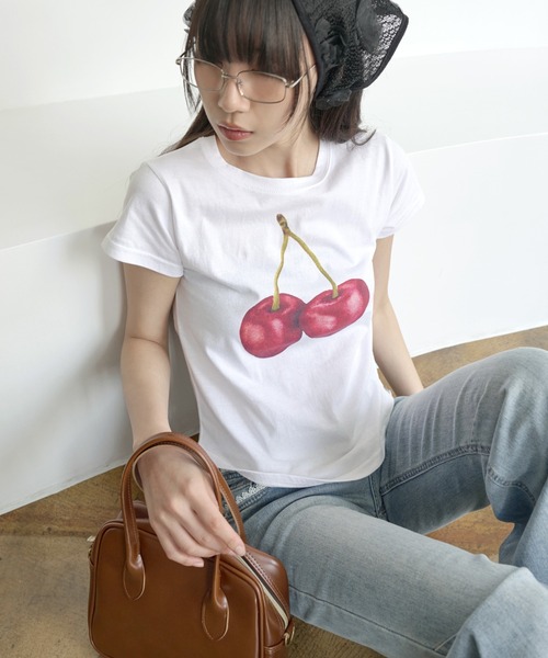 UNE MANSION(ユヌマンション)の「【UNE ORIGINAL】 サイドラウンドスリットフルーツプリントミニチビTシャツカットソー(Tシャツ/カットソー・レディース・ホワイト系2/ホワイト系1/ホワイト系3/ホワイト系4・FREE)」の2枚目の写真