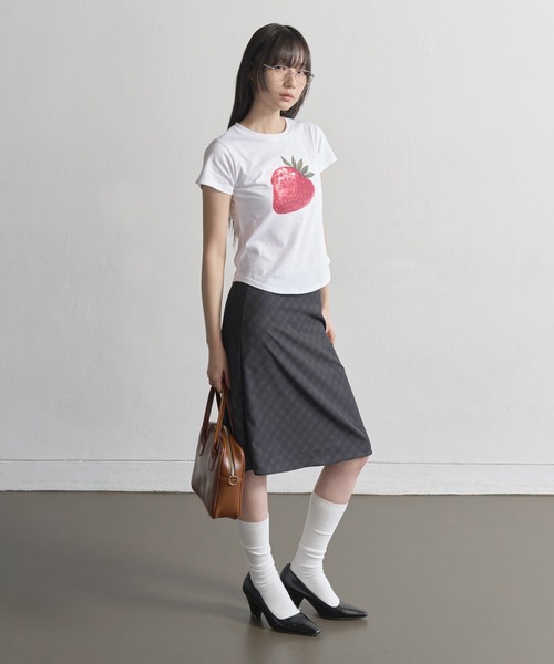 UNE MANSION(ユヌマンション)の「【UNE ORIGINAL】 サイドラウンドスリットフルーツプリントミニチビTシャツカットソー(Tシャツ/カットソー・レディース・ホワイト系2/ホワイト系1/ホワイト系3/ホワイト系4・FREE)」の5枚目の写真